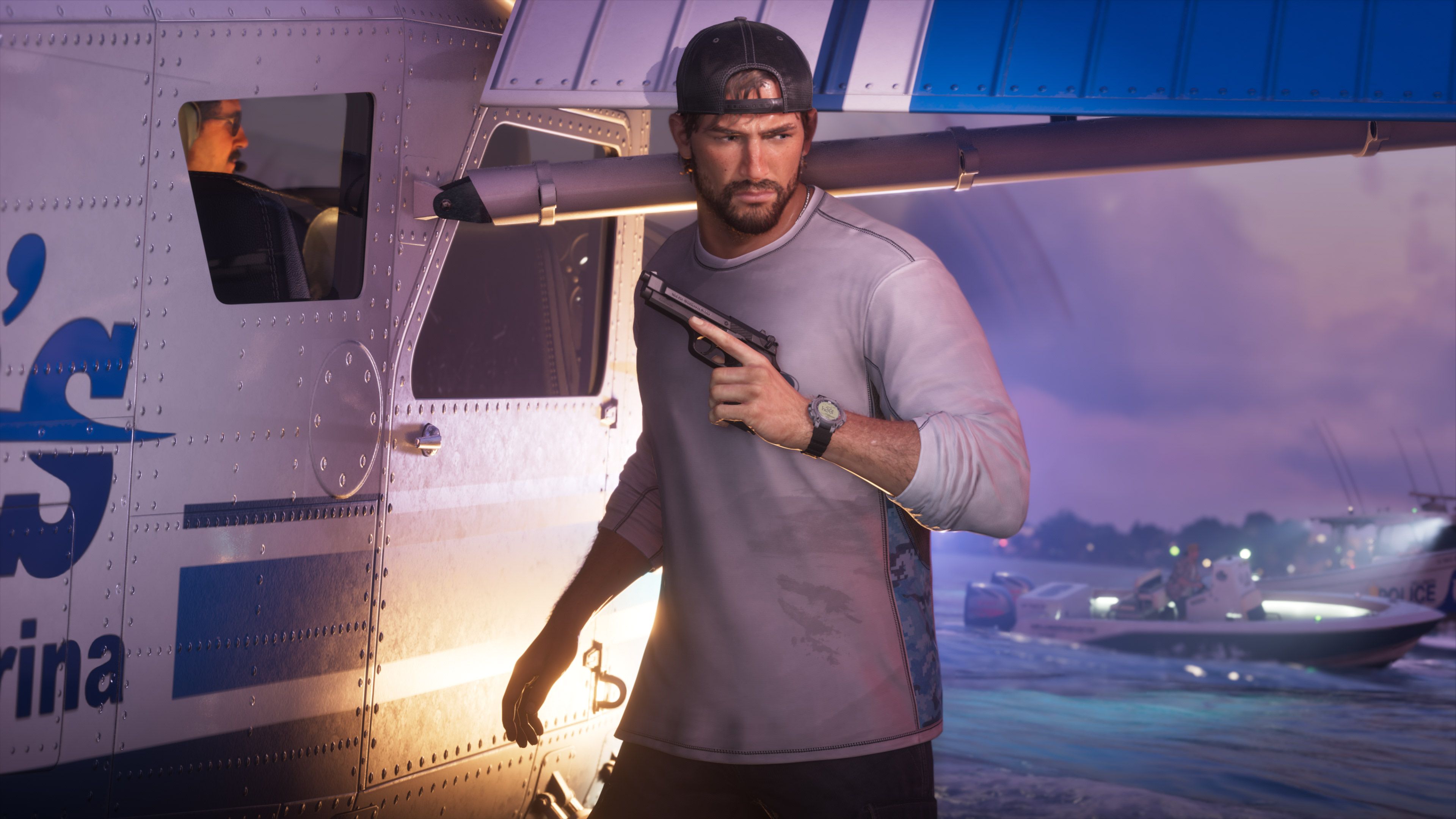 Jason Duval con gorra junto a una avioneta