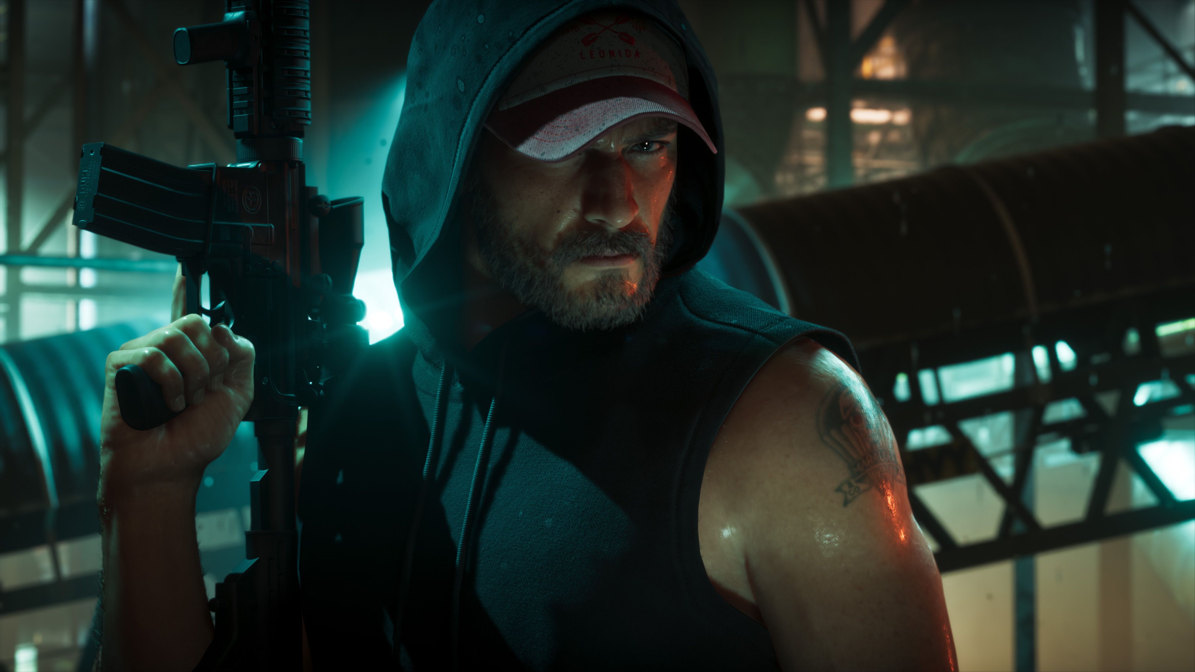 Jason Duval, vestido con sudadera y gorra